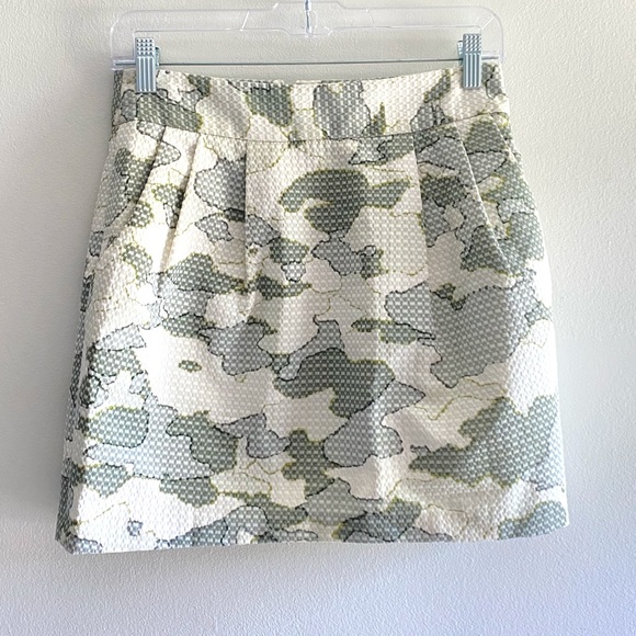 NWOT CLUB MONACO white and green tone pleated textured camouflage skirt sz 2 new - Picture 1 of 11